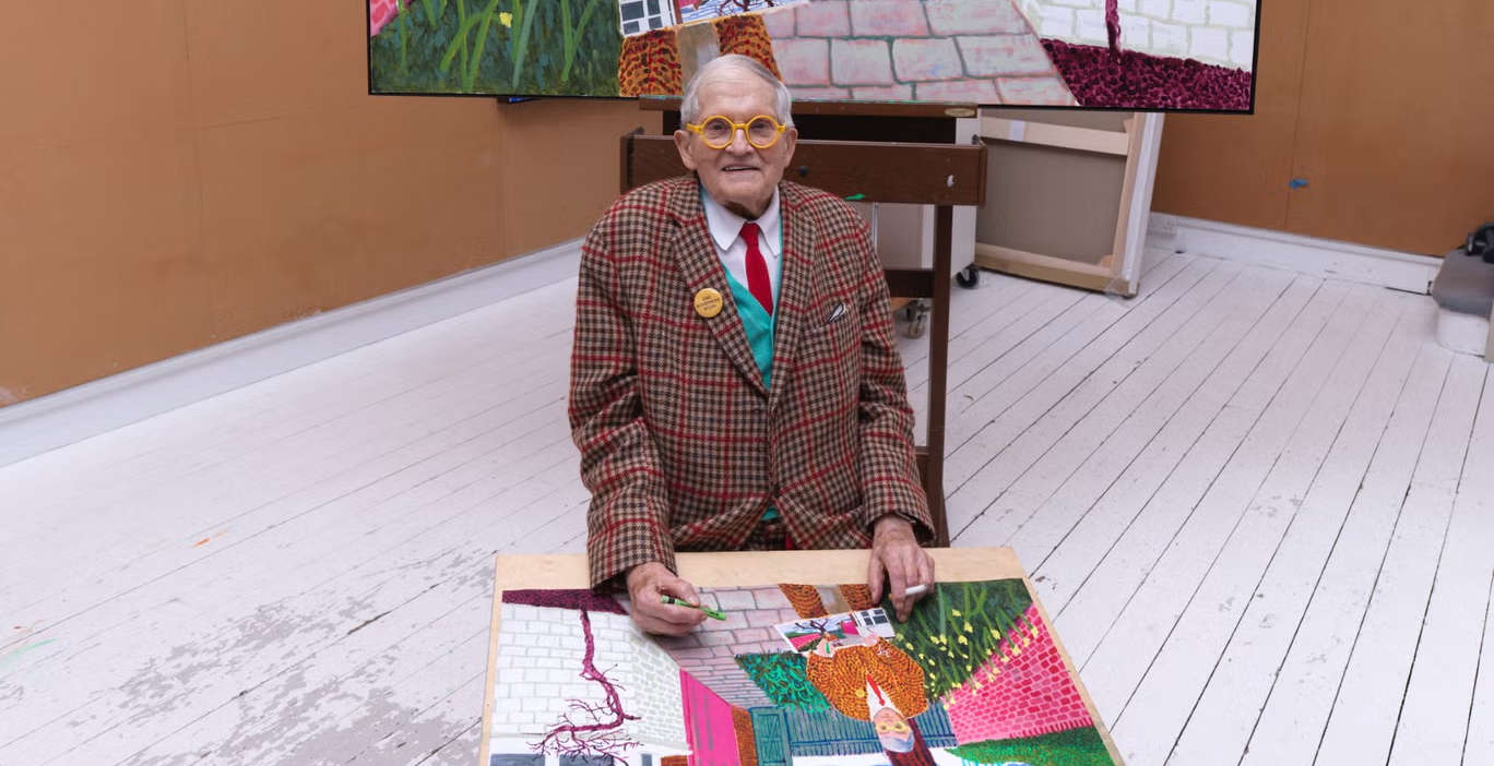 La metropolitana di Parigi vieta i poster della mostra su Hockney: l'artista è ritratto mentre fuma
