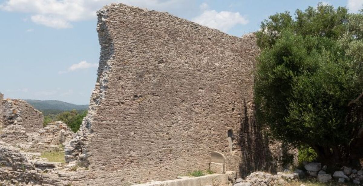 Maria Loboda inaugura Hypermaremma 2025 con un portale sacro tra arte e archeologia ad Ansedonia
