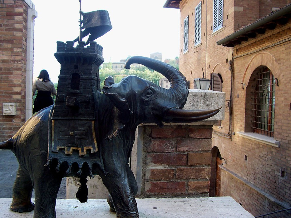 Mario Berrettini, Fontanina della Contrada della Torre (1984), Via di Salicotto et Piazzetta Artemio Franchi. Photo : Wikimedia Commons - MarkusMark