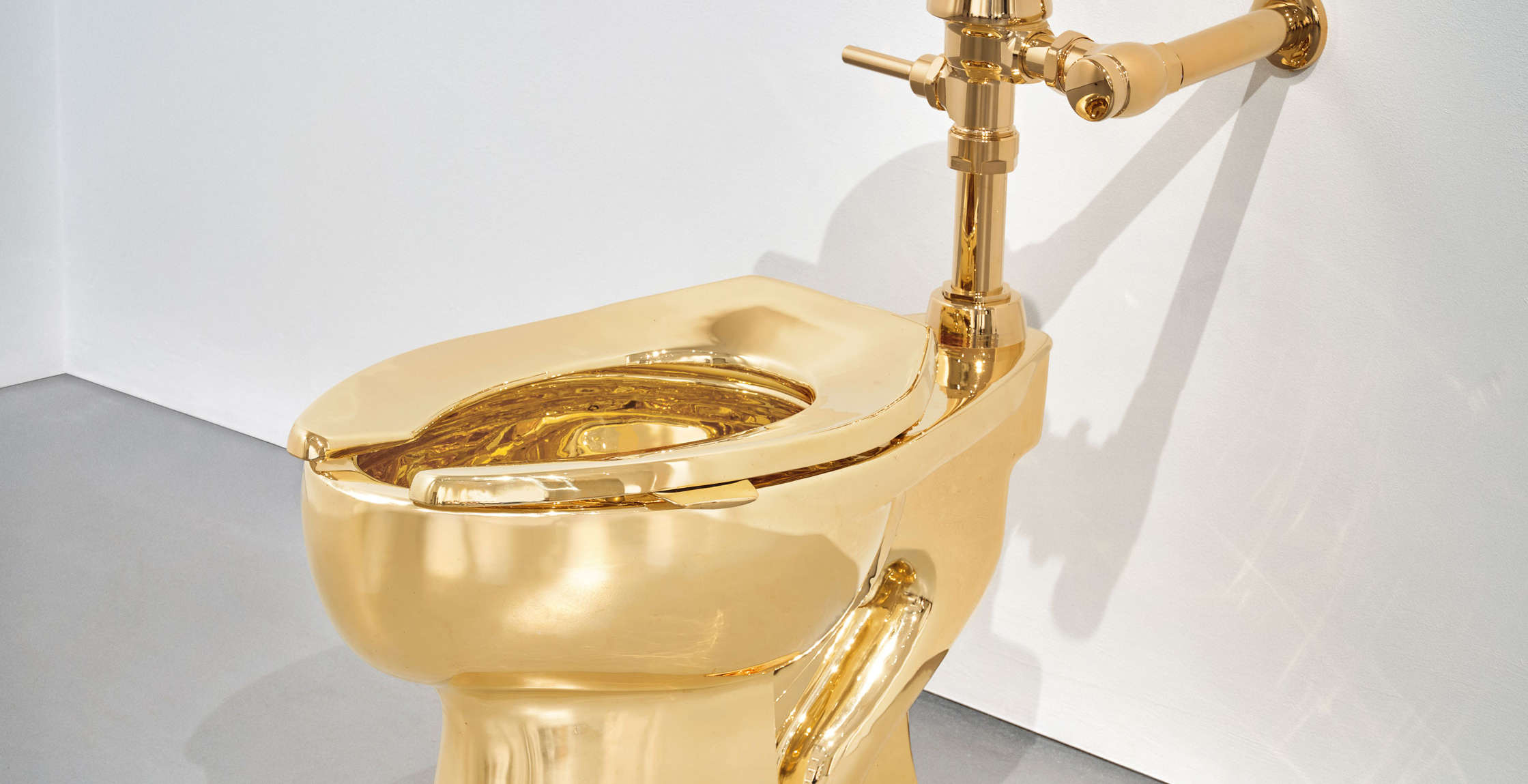 Cattelan, Warhol e l'opera venduta a peso d'oro: se il mercato vince sull'arte