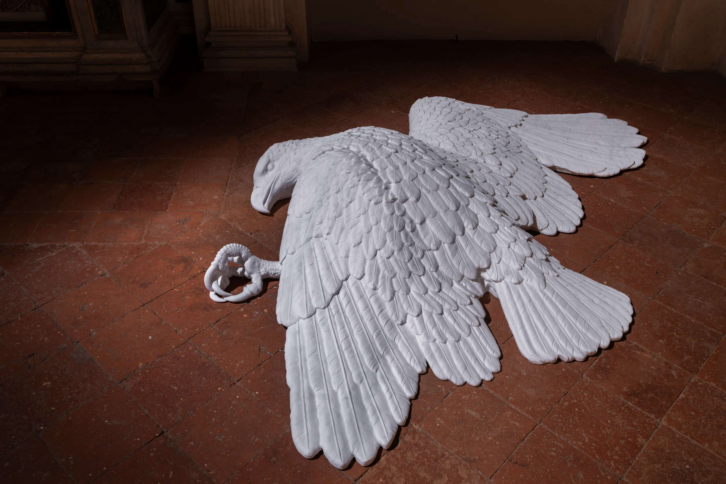 La nuova provocazione di Maurizio Cattelan: l'artista trasforma Bergamo con 5 opere monumentali