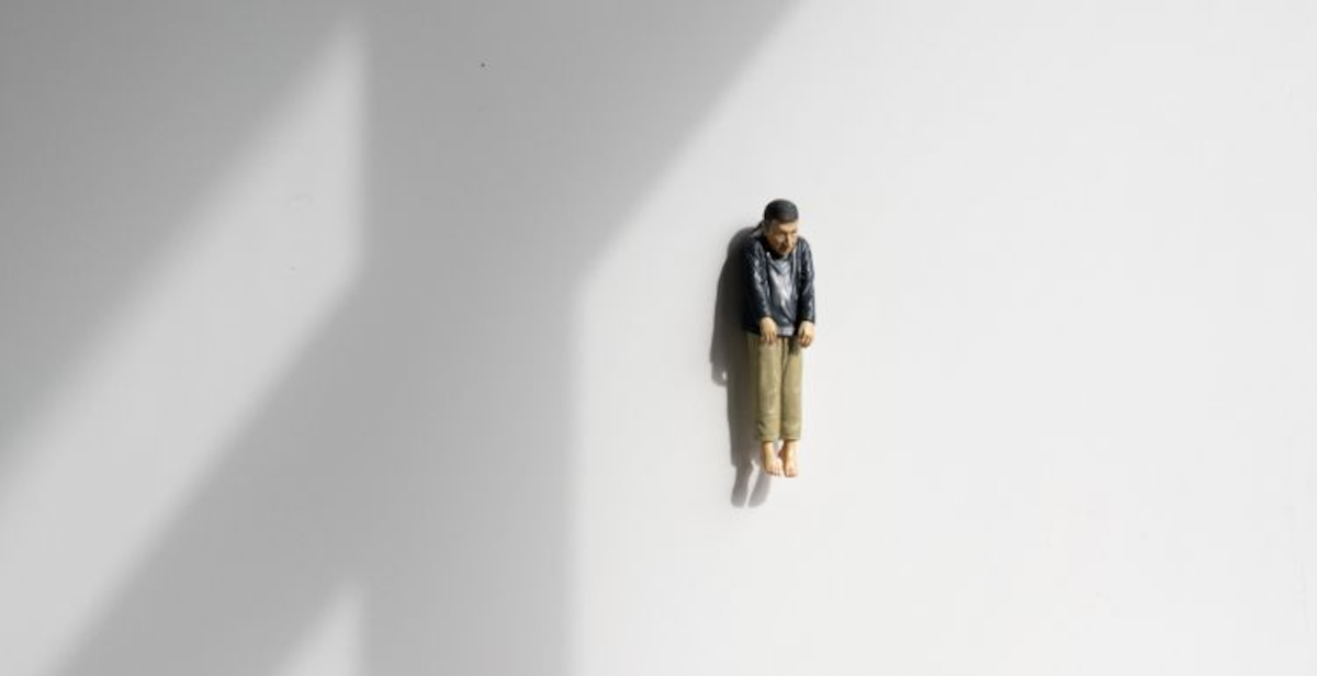 Cattelan organizza una caccia al tesoro globale: tre vincitori si porteranno a casa tre sue sculture