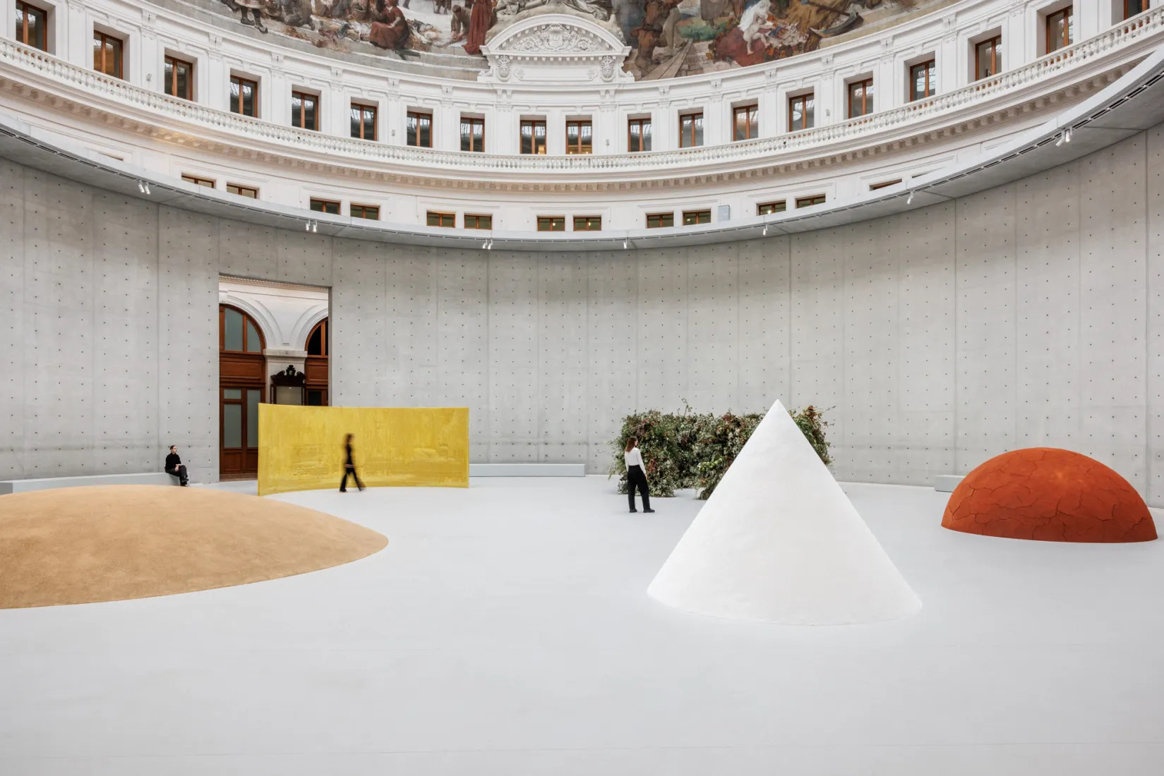 Parigi, la Bourse de Commerce – Pinault Collection dedica una grande mostra all’arte minimalista