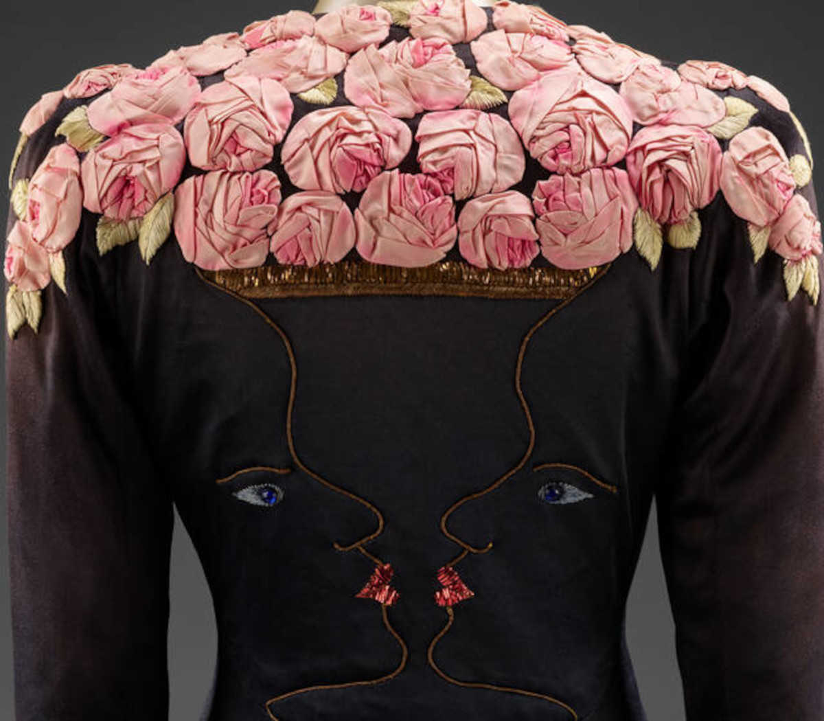 Al Victoria and Albert Museum la prima mostra mai dedicata nel Regno Unito a Elsa Schiaparelli