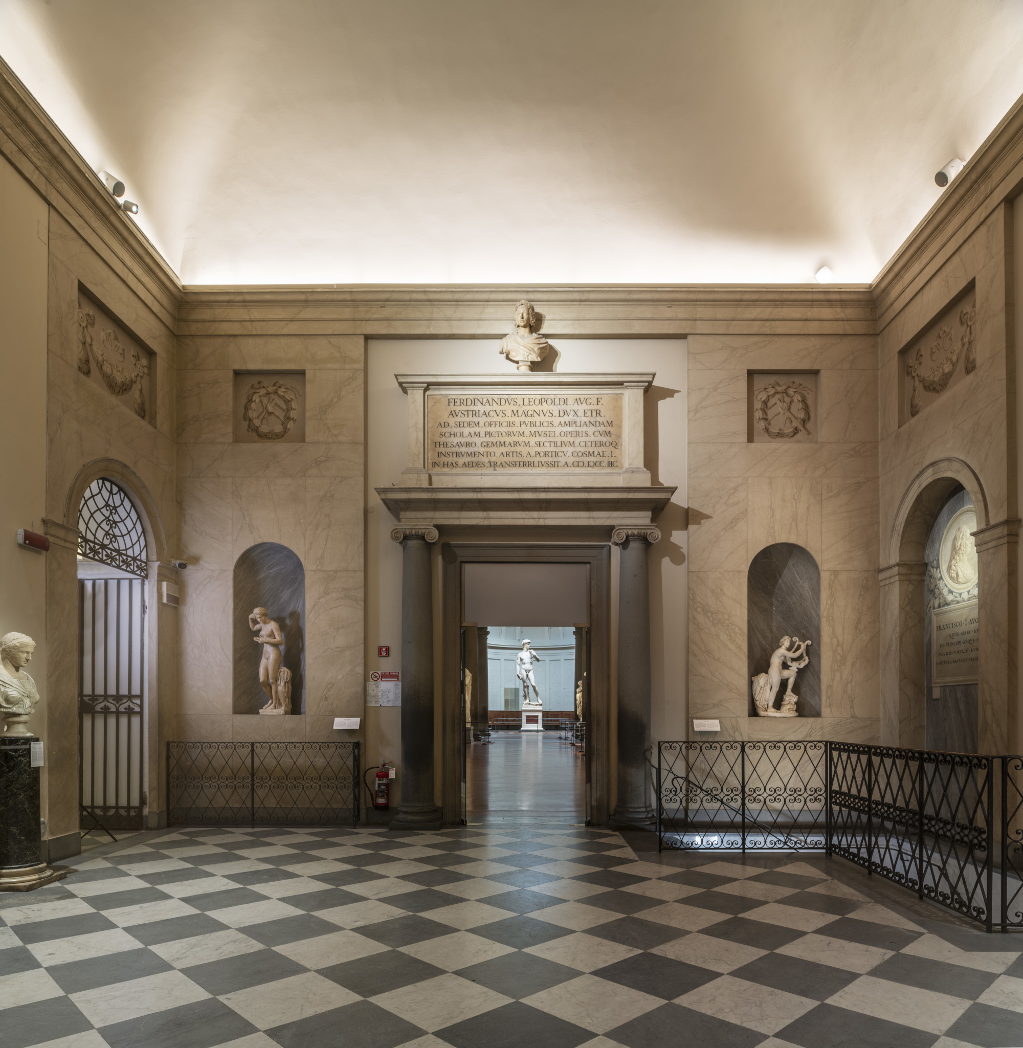 La Galleria dell'Accademia di Firenze accoglie due statue di età classica in deposito dal Museo Archeologico