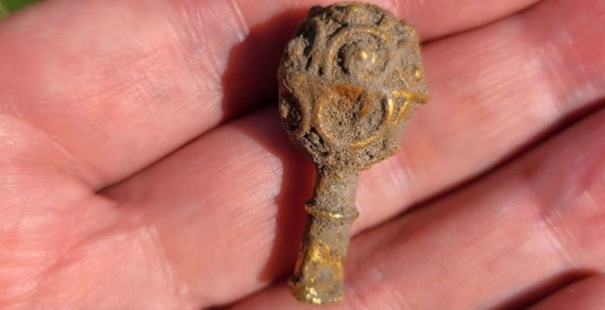 Inghilterra, studentessa al suo primo scavo archeologico scopre raro oggetto del IX secolo
