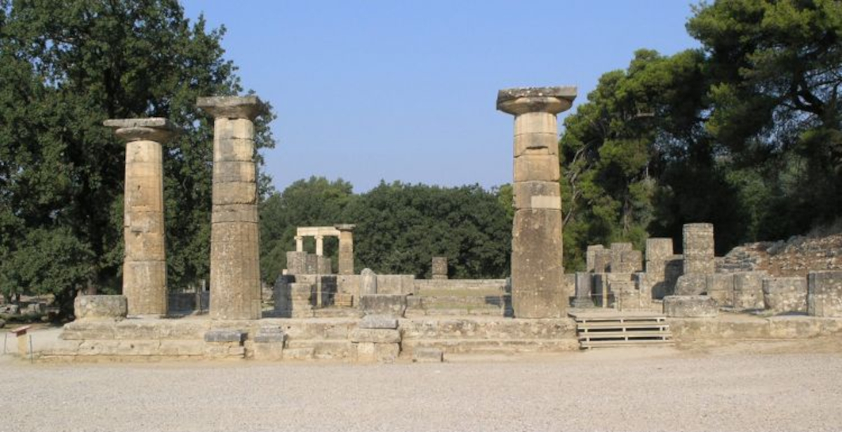 Accesa la fiamma olimpica davanti al Tempio di Hera: viaggerà fino a Milano Cortina 2026