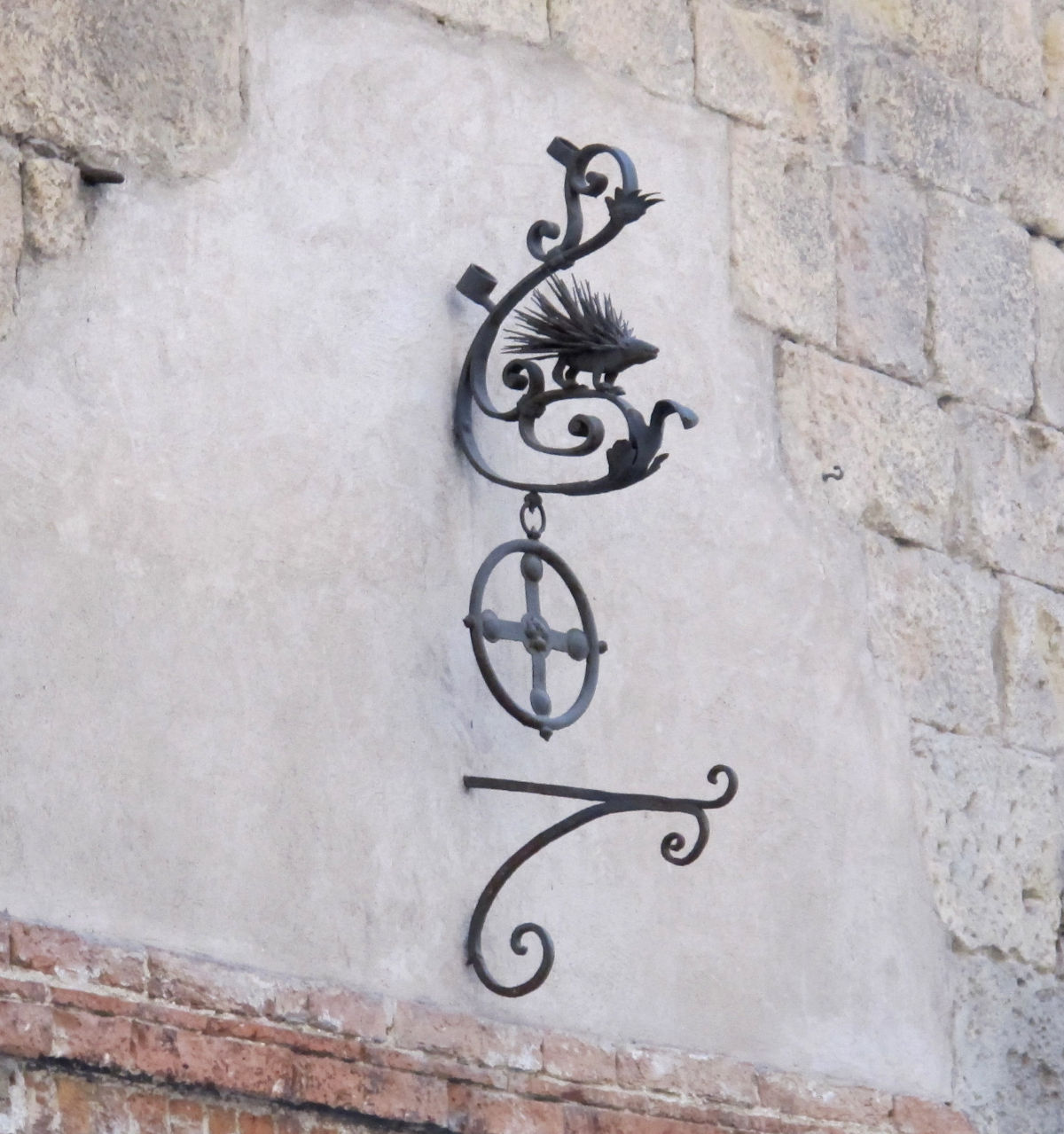 Oratoire des saints Vincent et Athanase, fer avec porc-épic. Photo : Wikimedia Commons - Sailko