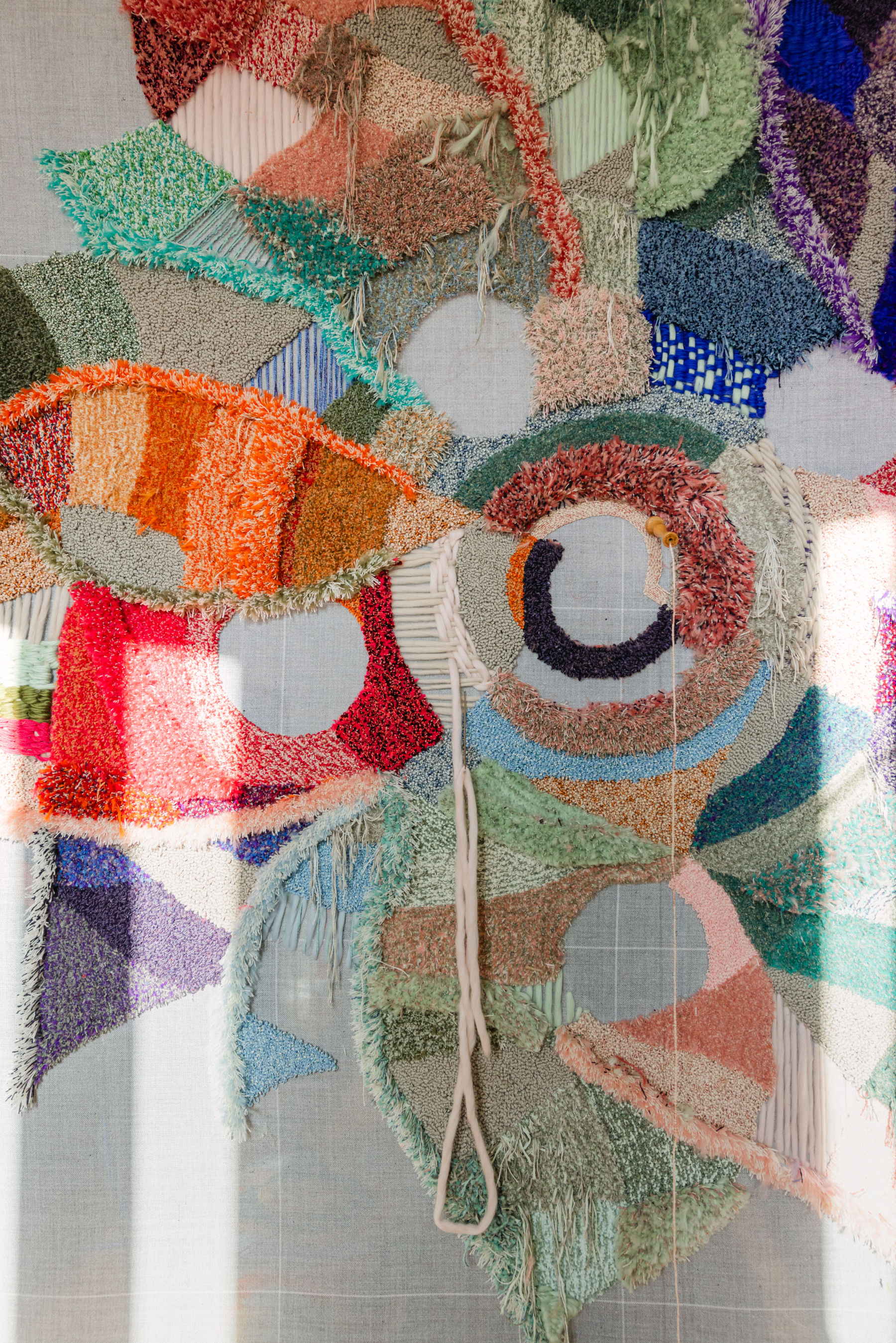 Jules Vissers/ Atelier Taftique, Beyond the Rainbow (Over the Rainbow) (2025 ; tapisserie créée avec de la laine mérinos, de la laine, du coton, des fils mélangés et recyclés, de la cellulose et du feutre, 220 x 230 cm)