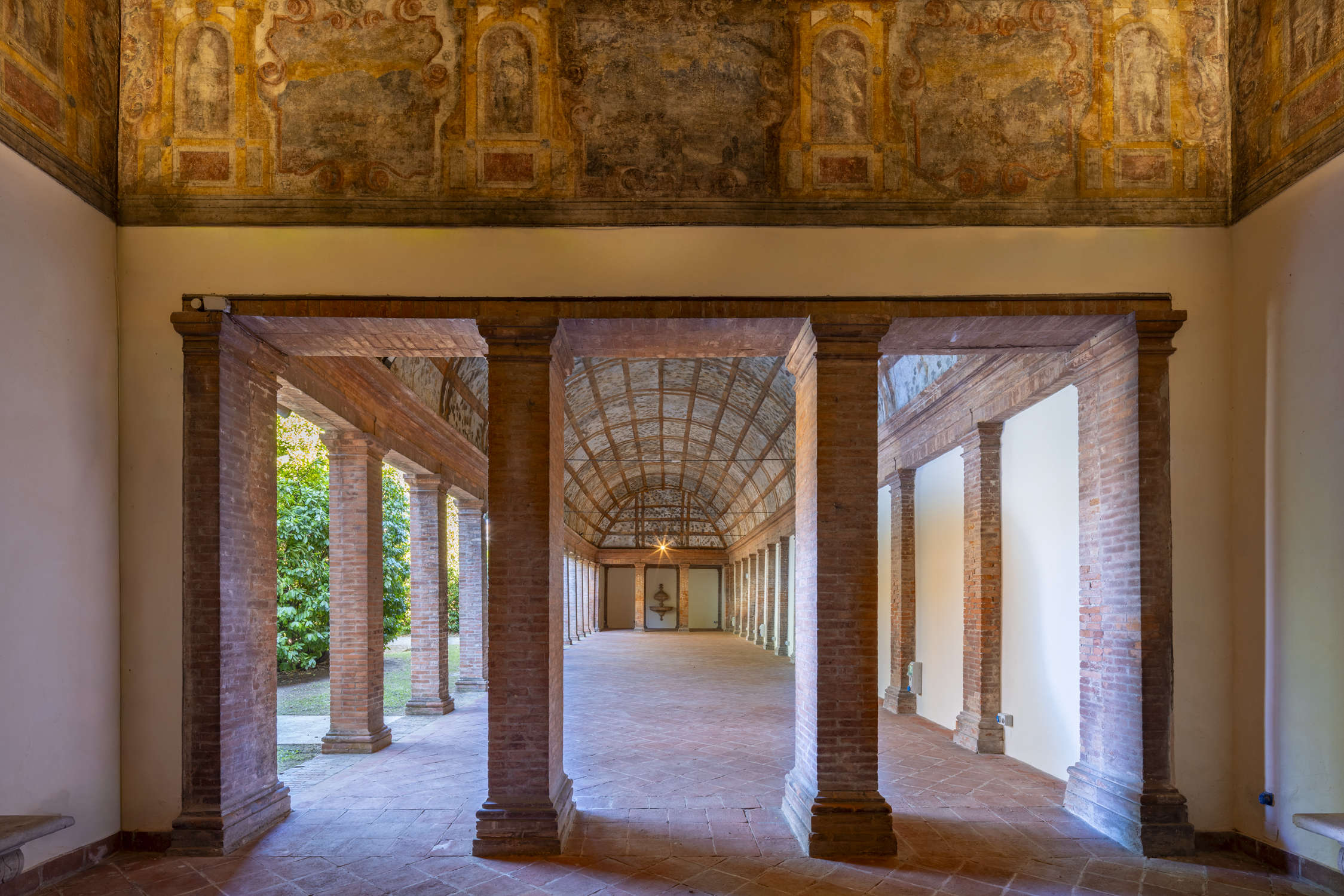 Die berühmte Loggia degli aranci, so genannt wegen ihrer malerischen Dekoration. Sie war der Schauplatz für Feste, Aufführungen, Konzerte und Bälle im vielgestaltigen und unermüdlichen Hofleben von Marfisa. Foto: Luca Gavagna