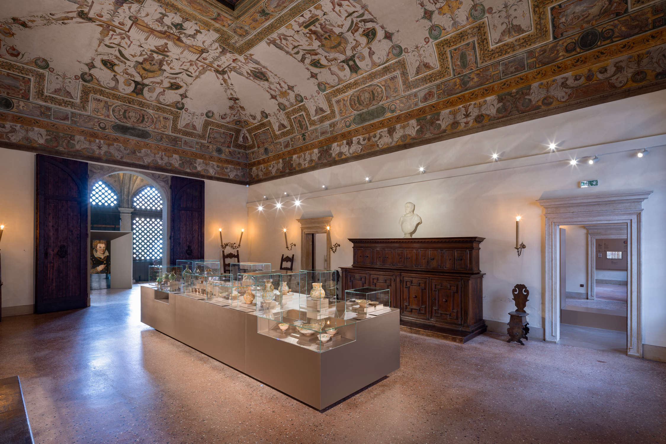 Der Große Saal. Er ist das einladende und leuchtende Herz der Residenz. Auch heute noch, nach sorgfältigen Restaurierungsarbeiten, bietet er uns die Pracht der pulsierenden Bilderdecke, eine grandiose Ausarbeitung von Sebastiano Filippi, genannt Bastianino, der über dem Eisenfries die schwebenden Pausen der Begrüßungsgeister ausbreitet und dann die Decke mit der zentralen Blume umklammert: das Symbol - könnte man sagen - jeder Höflichkeit des Raumes. Foto: Luca Gavagna