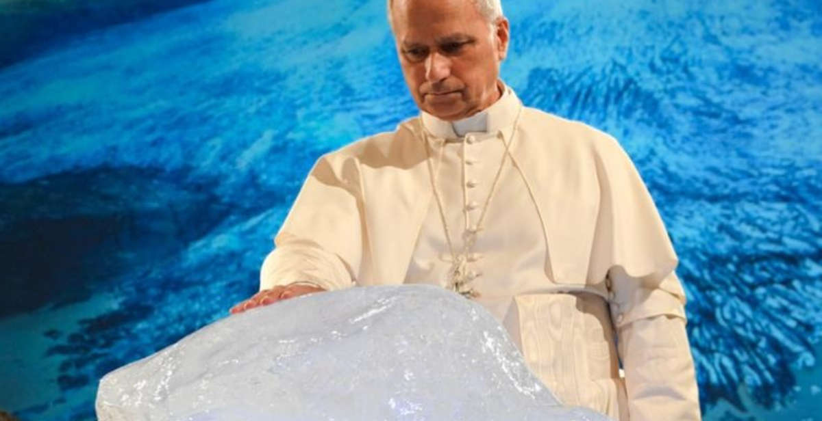 Papa Leone XIV benedice blocco di ghiaccio portato a Roma da Olafur Eliasson