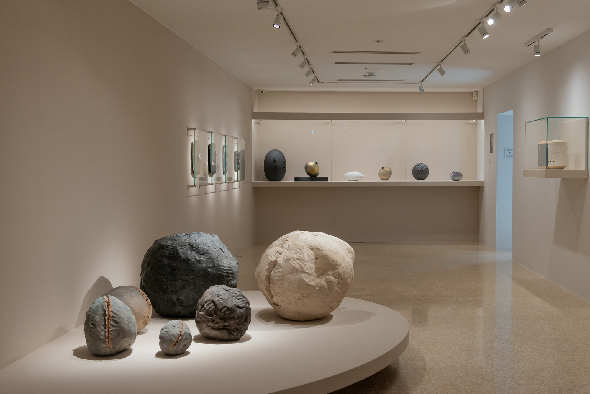 Venezia, alla Collezione Peggy Guggenheim una mostra interamente dedicata alle ceramiche di Lucio Fontana