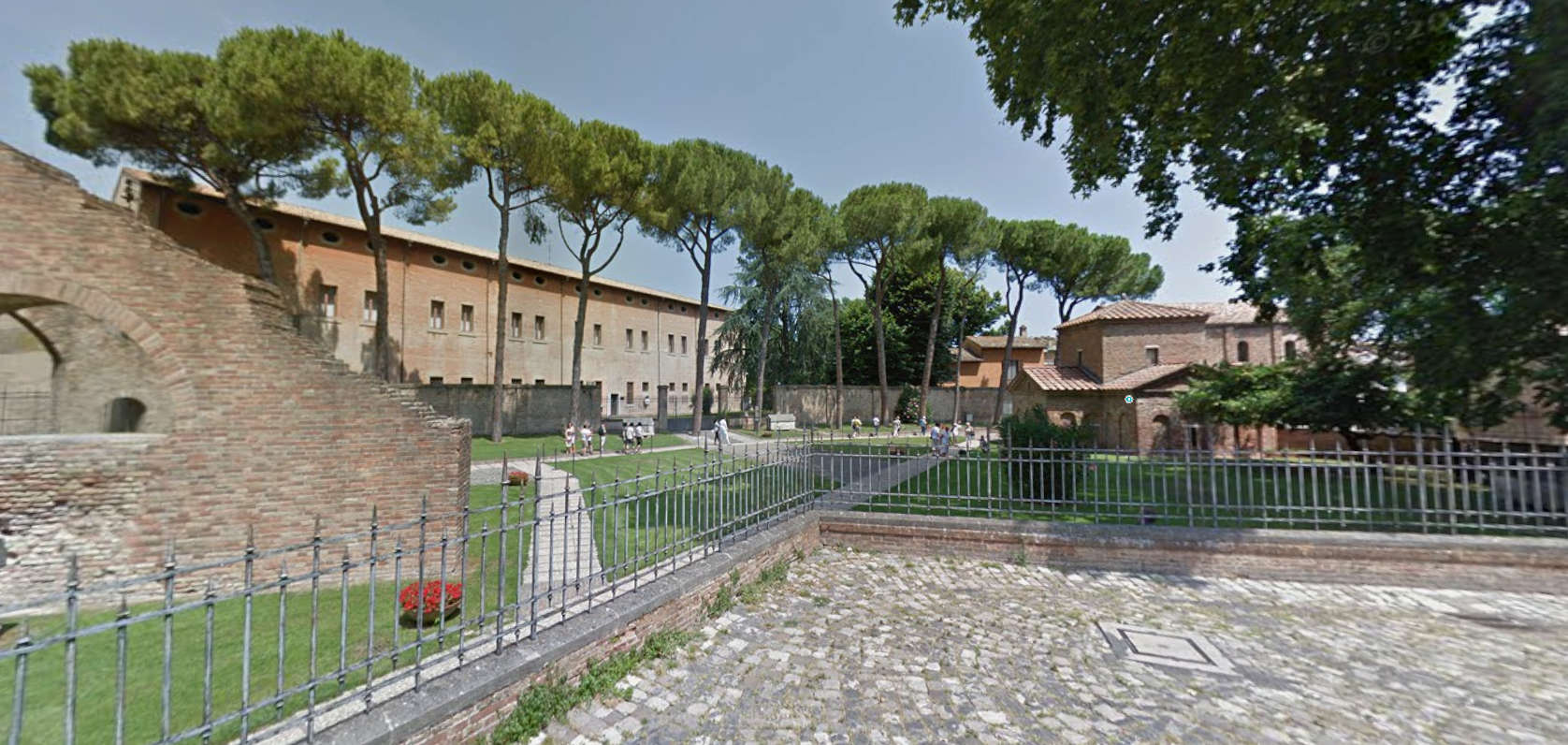 Allarme per i pini del Mausoleo di Galla Placidia a Ravenna, a rischio abbattimento