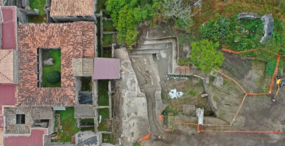 Pompei, scoperta la panca d’attesa davanti alla celebre Villa dei Misteri