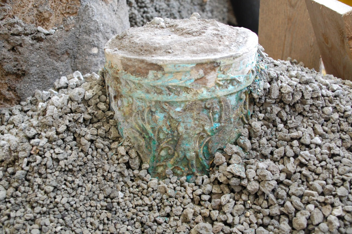 Pompei, nel Thermopolium ritrovato un vaso invetriato con scene di caccia in stile egiziano