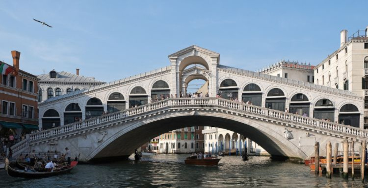A Venezia arriva il Grinch dei pacchi: schianto contro il ponte di Rialto