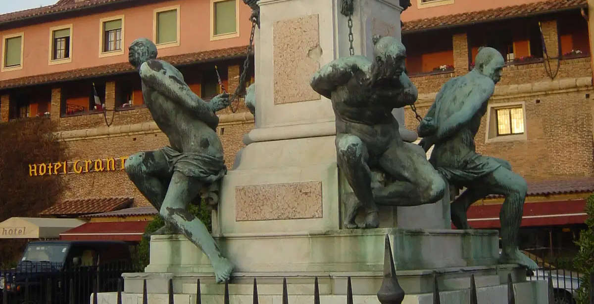 Livorno, i Quattro Mori saranno... liberati: un'installazione artistica li trasformerà in bagnanti