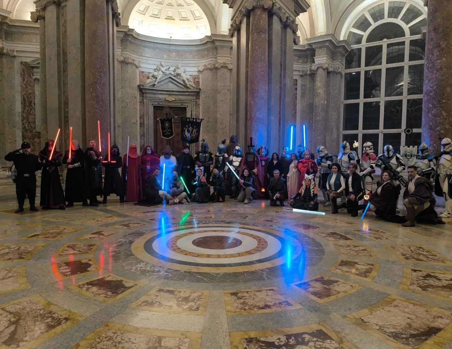 Reggia di Caserta 内的《星球大战》粉丝。照片：那不勒斯的黑暗面