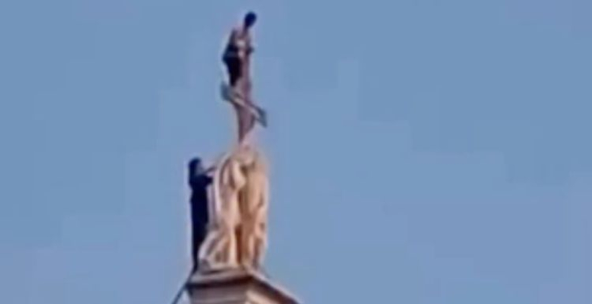 Due ragazzi scalano la Basilica di Santa Croce a Firenze per un selfie: video sui social