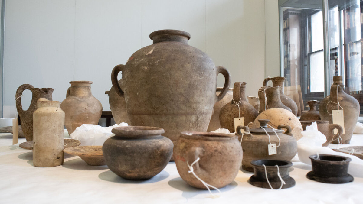 Torneranno in Sardegna 132 reperti di Tharros custoditi dall'800 nel Regno Unito: firmato l'accordo a Brighton