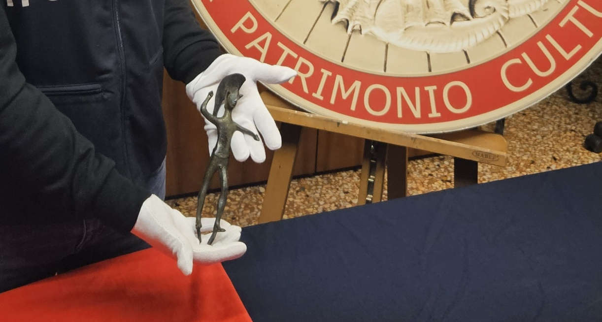 Bologna, un raro bronzetto etrusco rubato nel 1963 restituito al Museo Archeologico