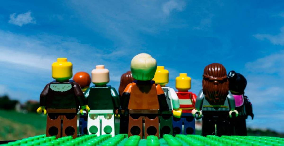 “RI-SCATTI. Il cielo è sempre più blu”: al PAC di Milano la fotografia sociale dei giovani