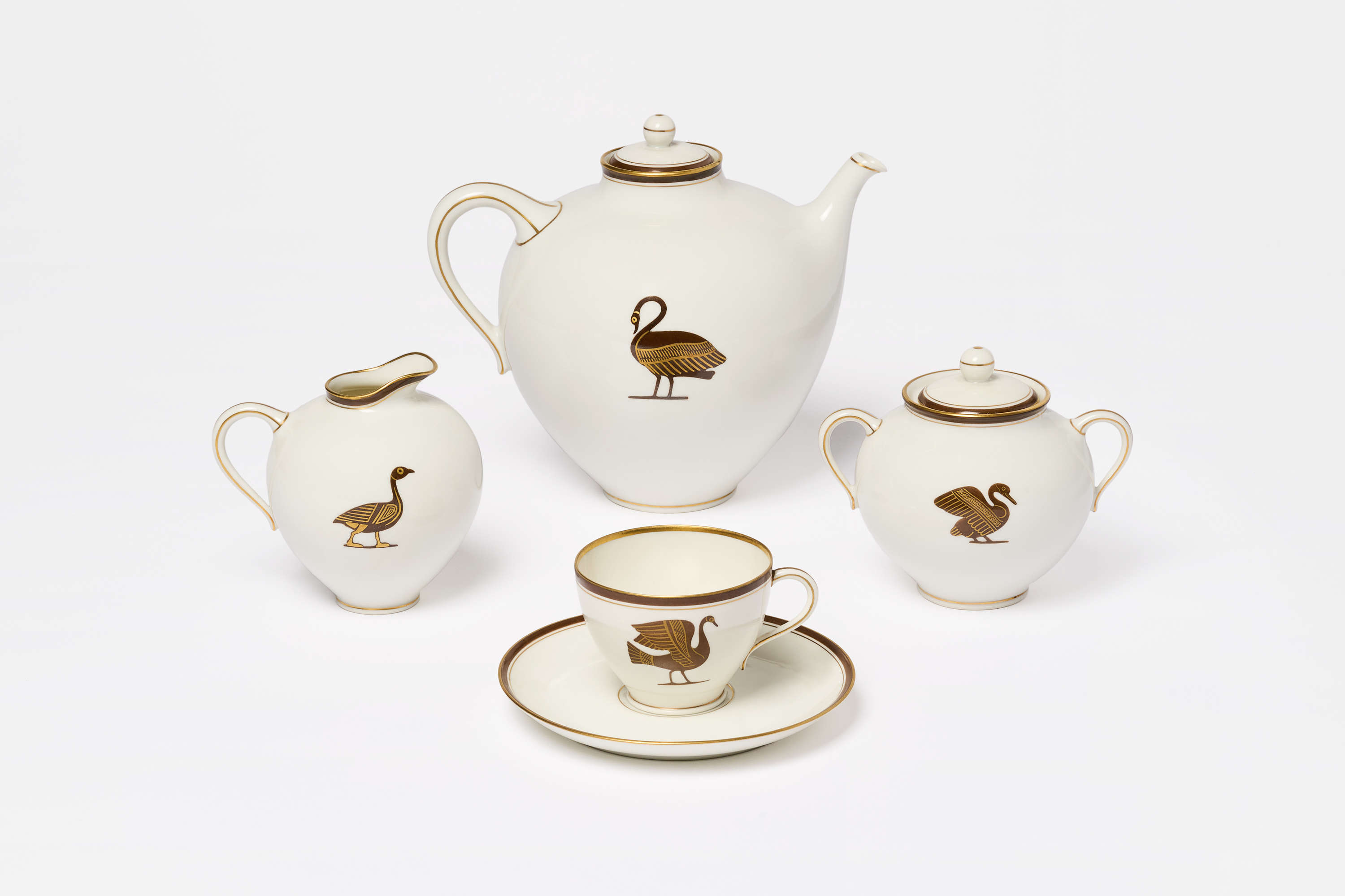 Richard-Ginori Ceramic Company, Doccia factory, Clelia coffee service with volatile decoration (circa 1950; porcelain, 13 cm saucer diameter; 5.3 x 7 cup; 10 x 11 sugar bowl; 9 x 10 milk jug; 16 x 17 coffee pot; Sesto Fiorentino, Museo Ginori, inv. 3401, 3402, 3403, 3407, 3413). Photo: Filippo Bardazzi, Florence