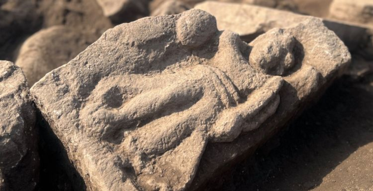 Inghilterra, una coppia di archeologi dilettanti scopre un importante rilievo romano