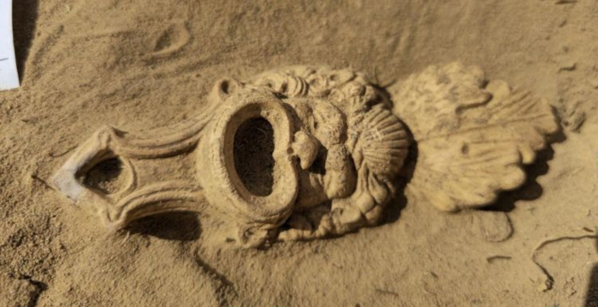 Scoperta nei Paesi Bassi una lucerna romana decorata con una maschera, un unicum nel paese