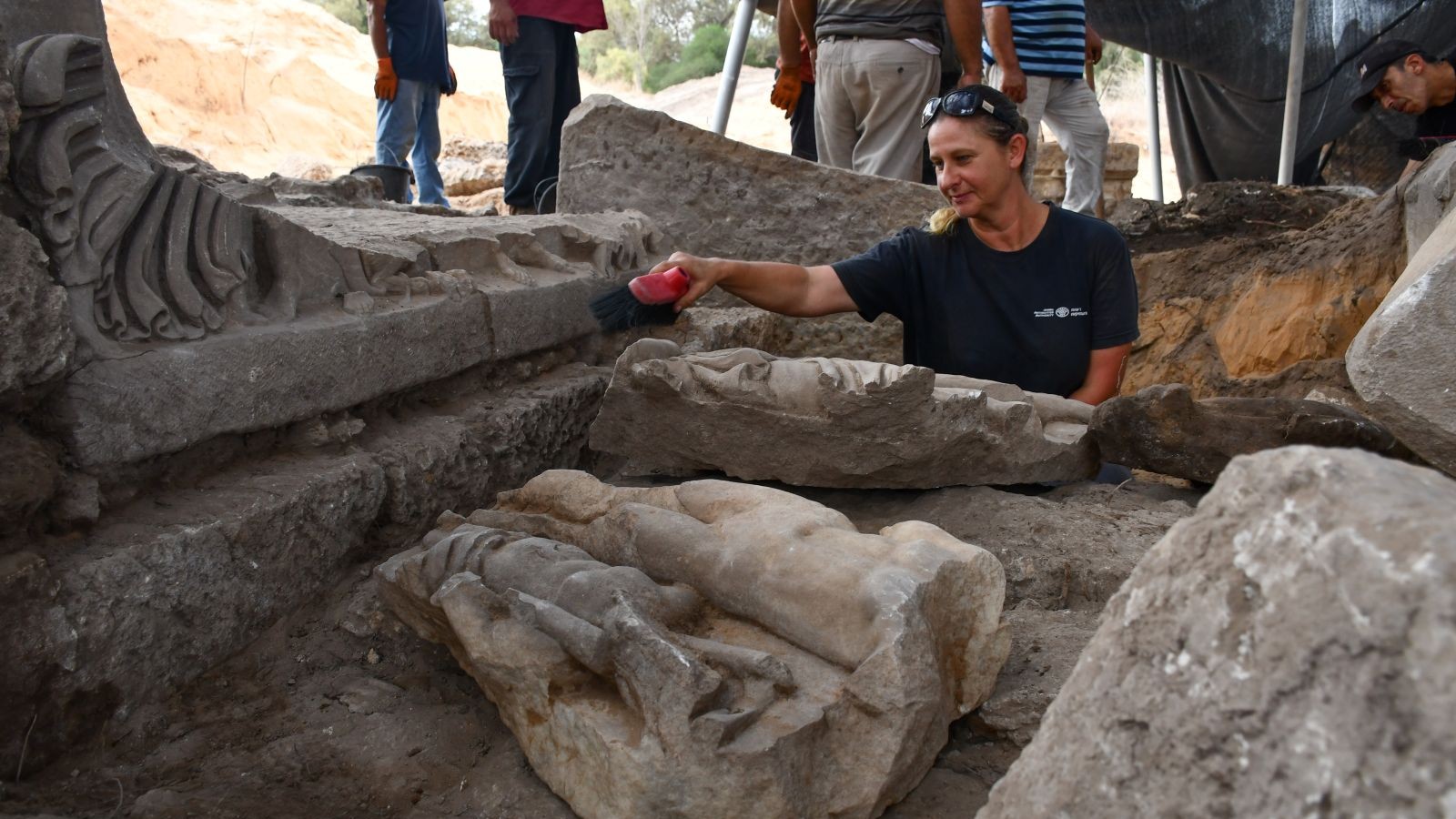 Israele, scoperto raro sarcofago romano con gara di bevute tra Ercole e Dioniso