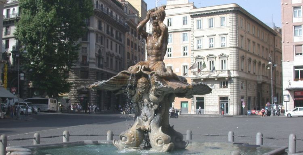 Roma, uomo si immerge nella Fontana del Tritone di Bernini in cerca di refrigerio