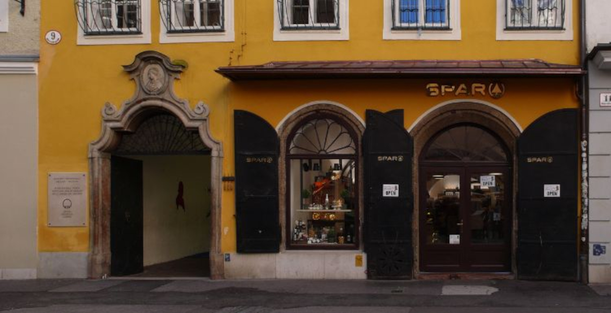 È giusto che al pianterreno della Casa Natale di Mozart ci sia un supermercato?