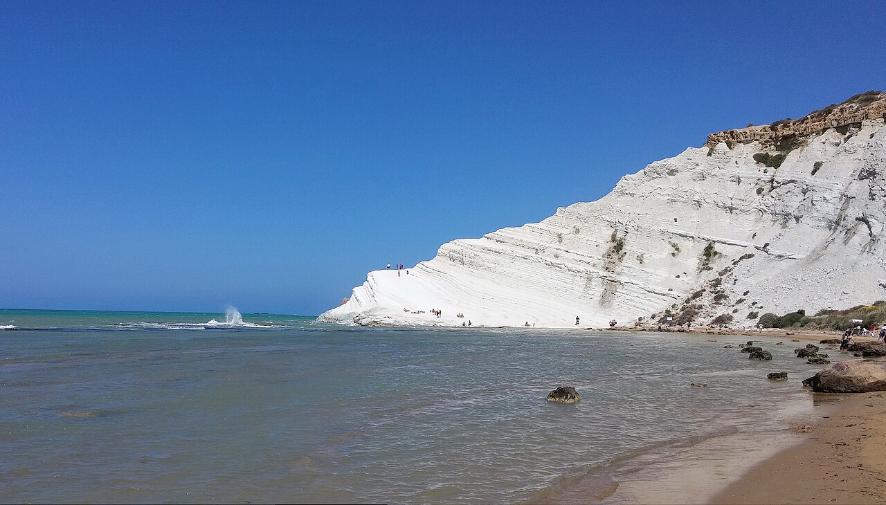 Condannati due uomini per il danneggiamento della Scala dei Turchi con ossido di ferro