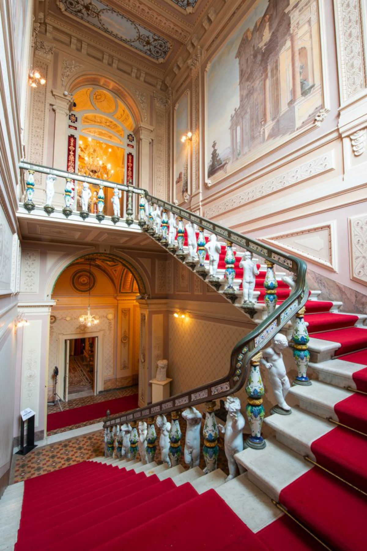 La escalera interior de Villa Mimbelli con los putti de cerámica esmaltada blanca de telamón. Foto: Museo Cívico G. Fattori