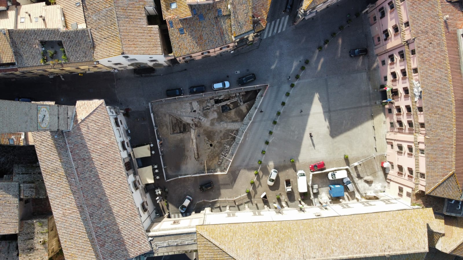Viterbo, coi lavori per la nuova pavimentazione della piazza scoperte tombe medievali e antiche murature
