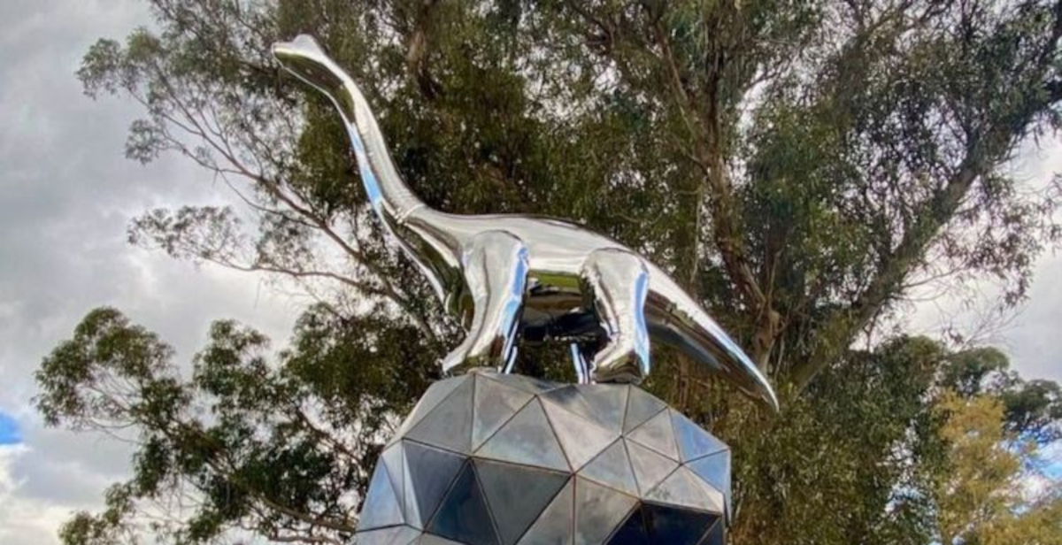 Boom Boom, il dinosauro da 100.000 dollari divide la Nuova Zelanda: arte o spreco?