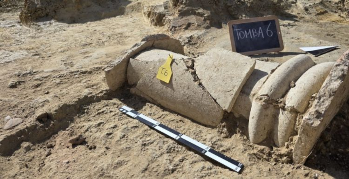 A Gela (Sicilia), emergono sei tombe arcaiche durante lavori di riqualificazione urbana