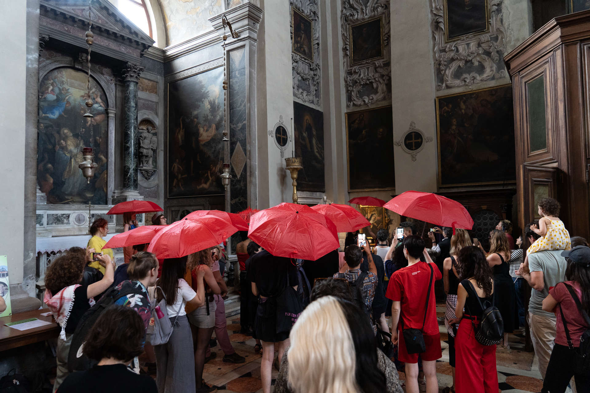 Venezia, prostitute occupano chiesa dei Tolentini per flash-mob. Il Patriarcato protesta