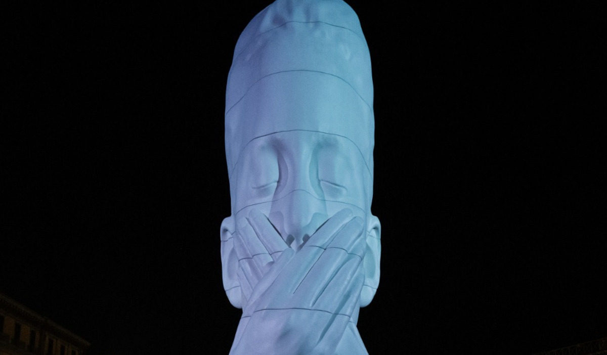 Napoli, la nuova opera con la giovane che si tappa con le mani la bocca fa discutere