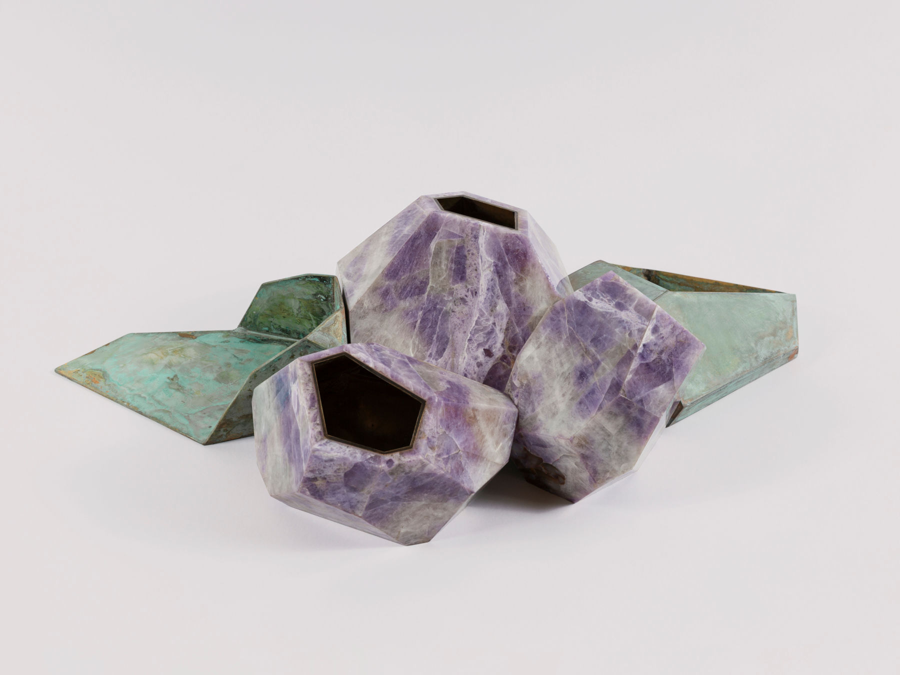 Symbiose : sculpture-objet composée de 5 blocs de laiton soudés, dont 3 sont recouverts de pierre avec un travail de commesso florentin et 2 de laiton patiné. pierres : améthyste, calcédoine de Volterra.