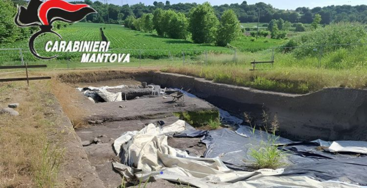 Tombaroli in fuga dal sito archeologico della Tosina (Mantova), abbandonano le attrezzature