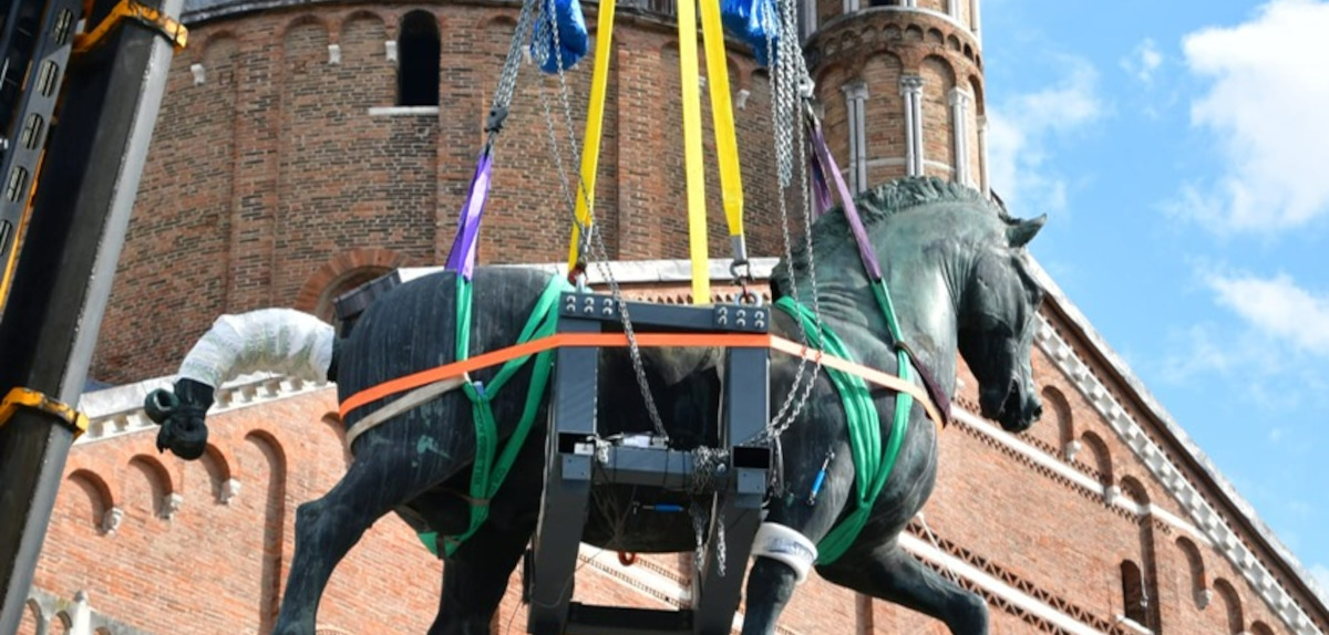 Padova, è iniziato lo smontaggio del monumento al Gattamelata. Prima la discesa del condottiero, poi del cavallo