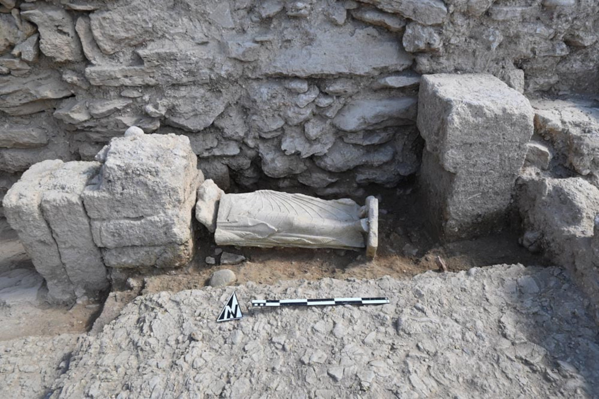 Sicilia, rinvenuta sull'isola di Mozia parte di una statua greca in marmo: raffigura una donna