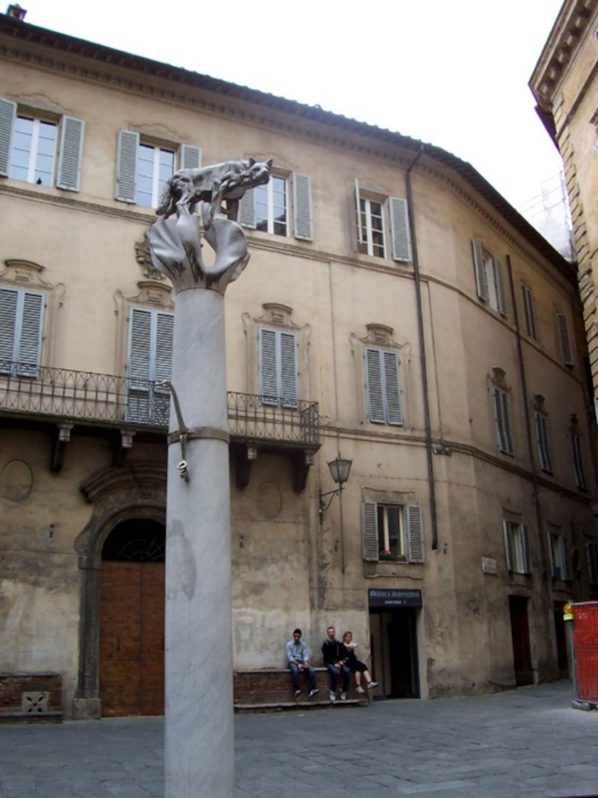 La statue de la Louve sur la Piazza Postierla (Sienne). Photo : Wikimedia Commons - MarkusMark