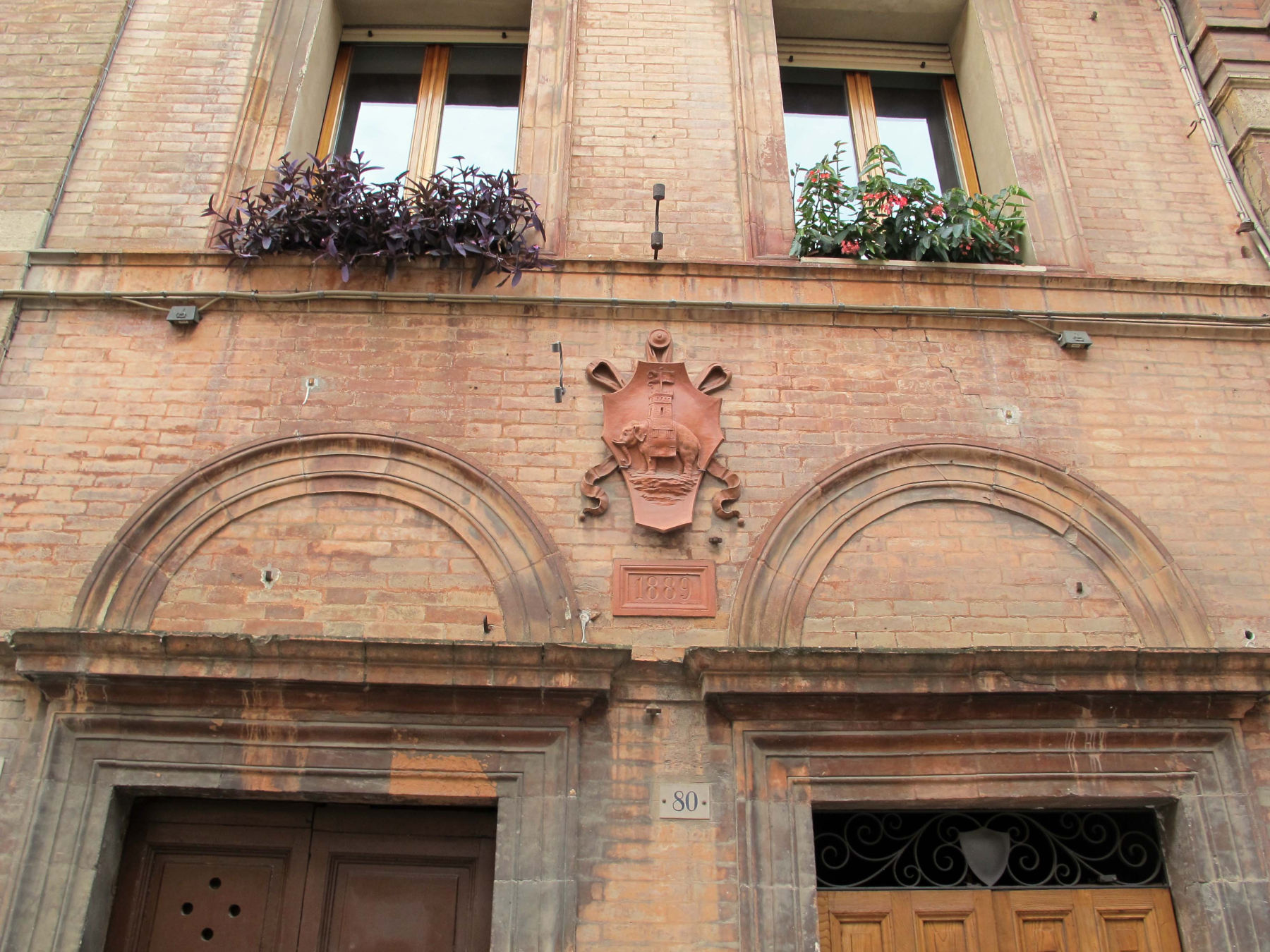 Armoiries de la Contrada della Torre dans la Via di Salicotto à Sienne. Photo : Wikimedia Commons - Sailko