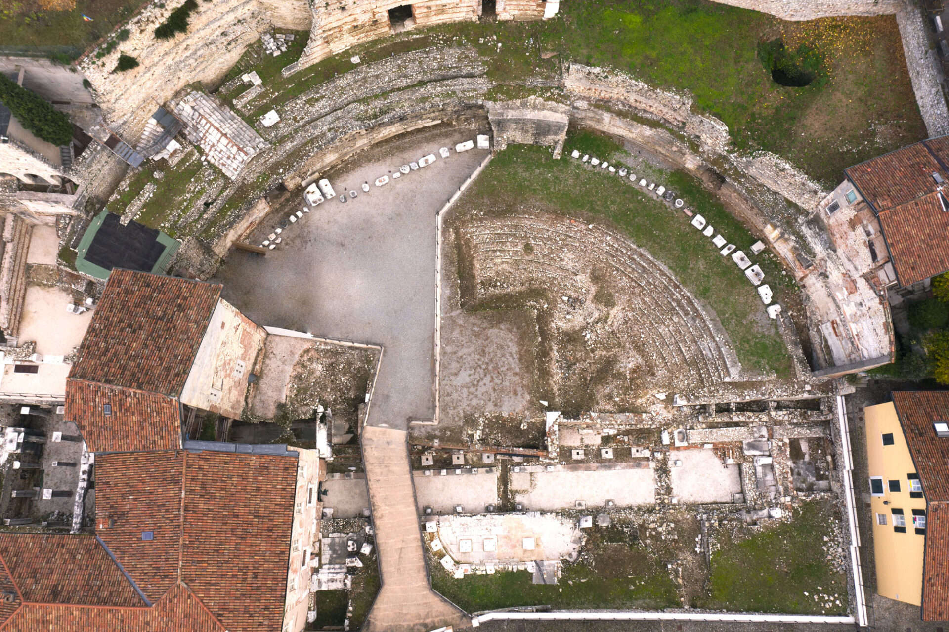 Nel cuore di Brescia tornano gli scavi archeologici: il teatro romano si prepara a una nuova vita
