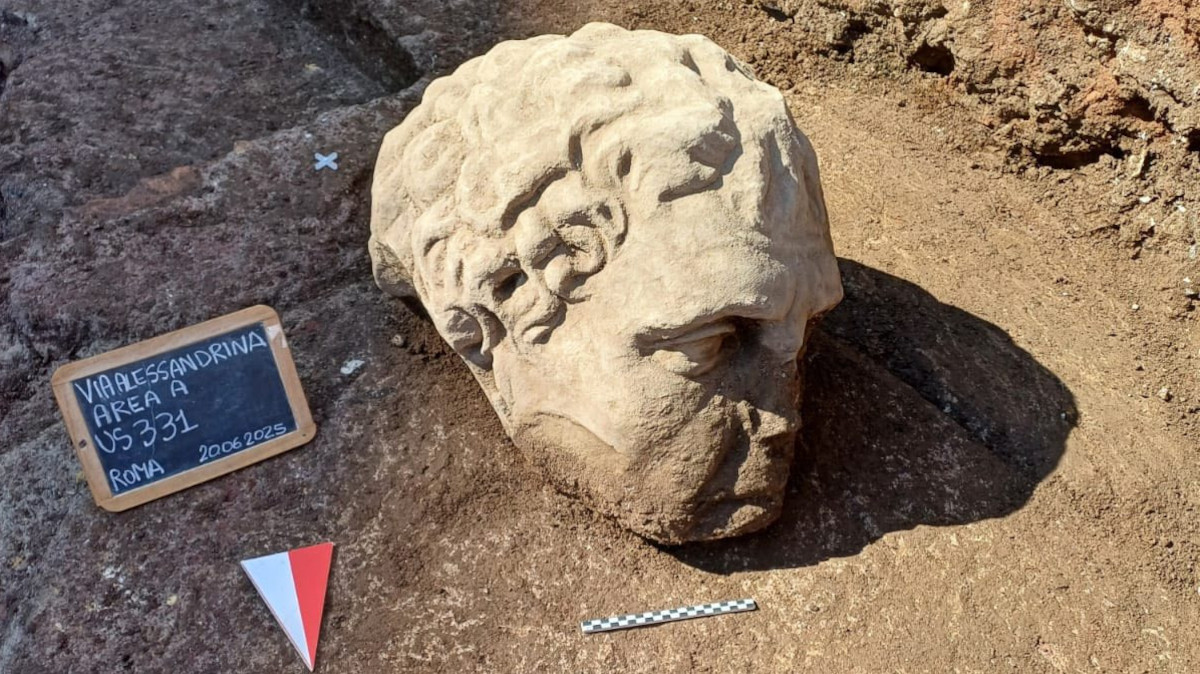 Roma, rinvenuta una testa marmorea di grandi dimensioni. Gli archeologi al lavoro per scoprirne l'identità