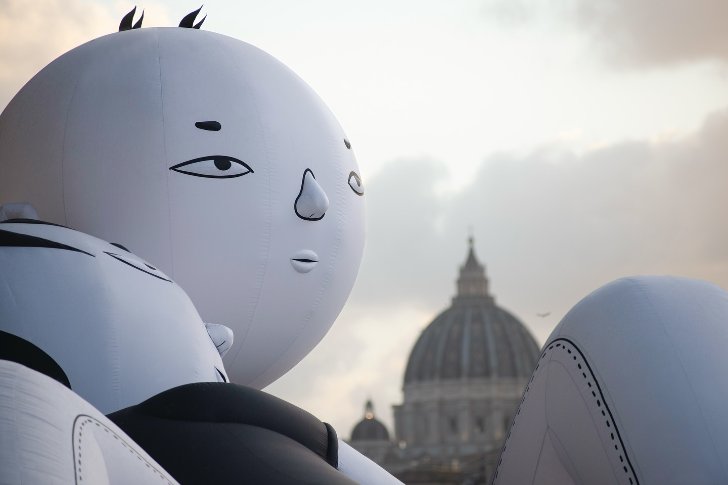 Roma, sul Tevere la prima opera gonfiabile dello street artist Millo: due figure giganti strette in un abbraccio