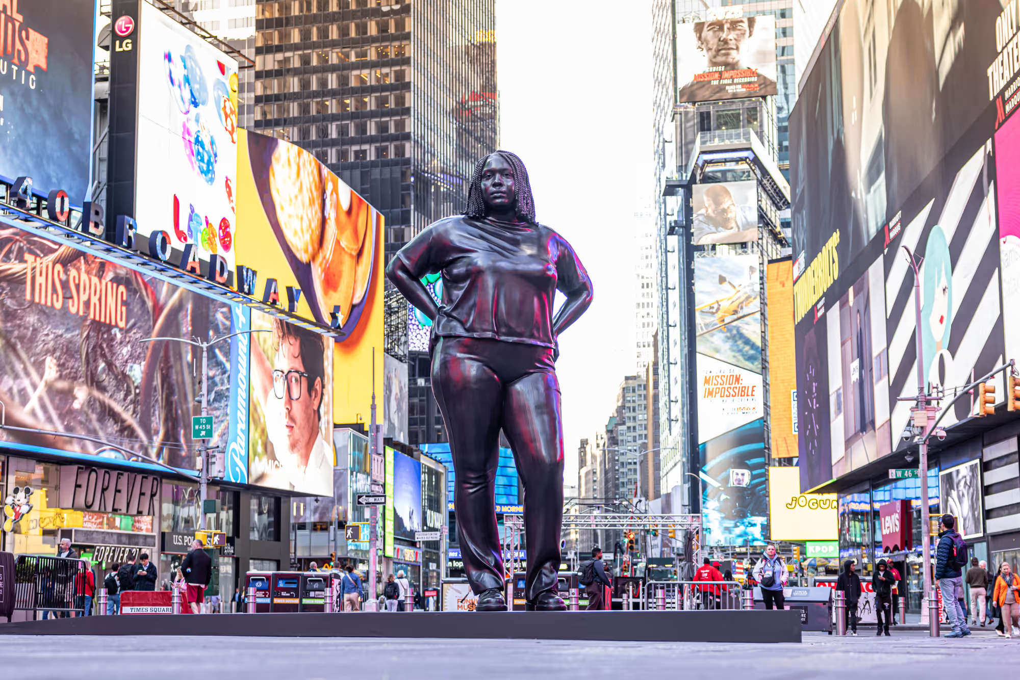 Da Firenze a New York, Thomas J Price atterra a Times Square con un'altra statua